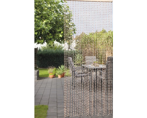 Dekorativní perličkový závěs venku se stolem a židlemi