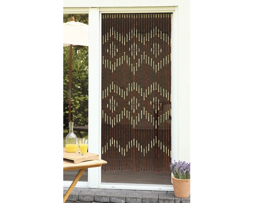 Bambusový závěs se vzorem před terasovými dveřmi