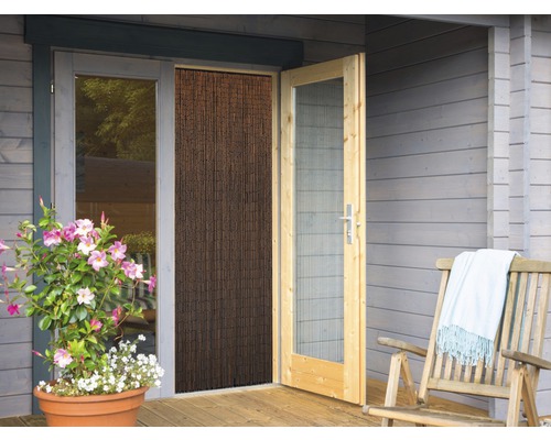 Scéna s dřevěnými dveřmi, protihmyzovou clonou, dřevěnou židlí a hrnkovou rostlinou před dřevěným domem