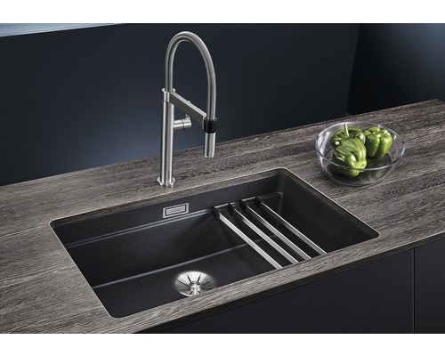 Dřez s odkapávací mřížkou, armaturou a paprikami v misce