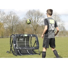 Mladík trénuje fotbal s fotbalovým odrazovým zařízením EXIT.