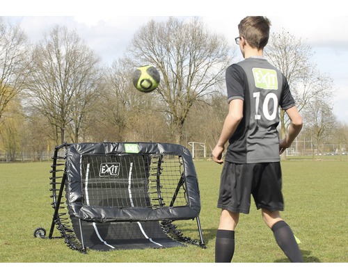 Mladík trénuje fotbal s fotbalovým odrazovým zařízením EXIT.