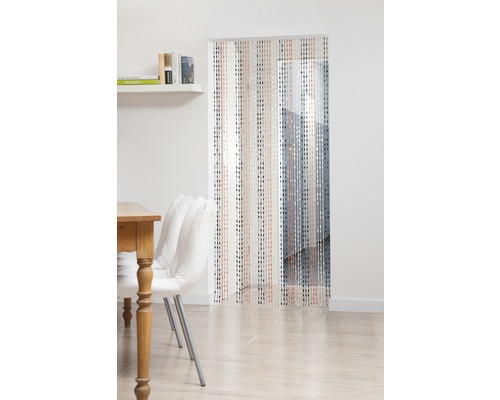 Dekorativní provázkový závěs jako rozdělovač místnosti v obývacím pokoji