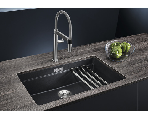 Dřez s baterií a odkapávačem na pracovní desce