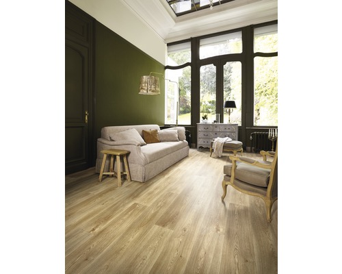 Světlý obývací pokoj s pohovkou, křeslem a dřevěnou podlahou