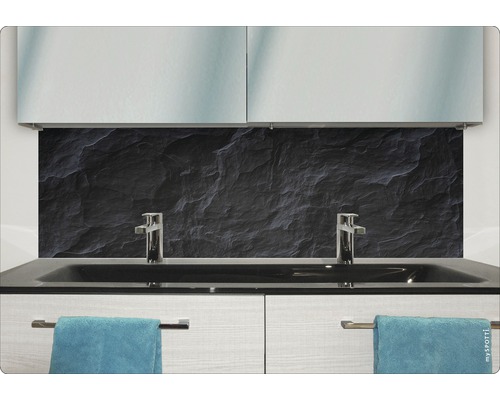 Moderní koupelna s černým kamenným pozadím, umyvadly a ručníky