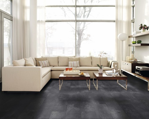 Obývací pokoj s rohovou sedačkou, konferenčními stolky a velkým oknem pro světlé prostředí