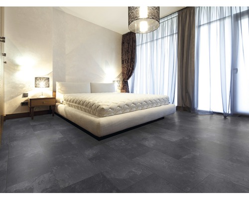 Ložnice s postelí, nočním stolkem a podlahou s dřevěným vzhledem