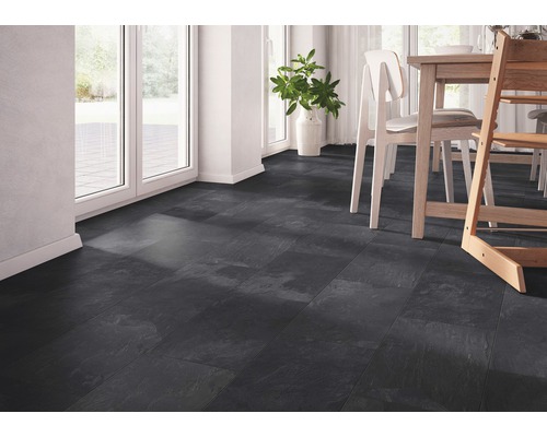 Interiér s designovou podlahou s kamenným vzhledem a jídelní sestavou