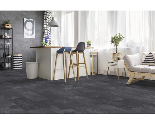 Obývací pokoj s tmavou vinylovou podlahou se vzhledem dřeva, kuchyňským ostrůvkem a barovými stoličkami