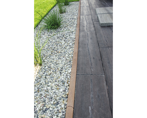 Betonový obrubník ABO 9-20 hnědý 100 x 20 x 5 cm Návrh zahrady s trávníkem, štěrkovou cestou, lemem záhonu a chodníkovými deskami ve vzhledu dřeva