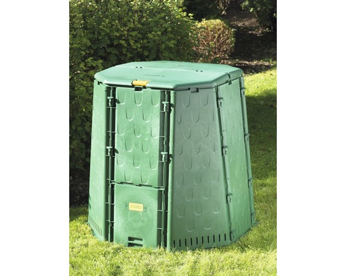 Plastový kompostér na zahradě