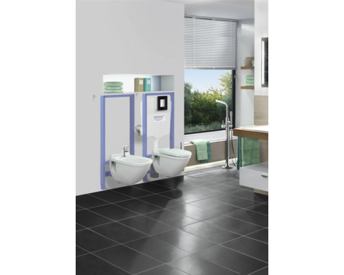 Moderní koupelna se závěsným WC a bidetem, obojí v bílé barvě.