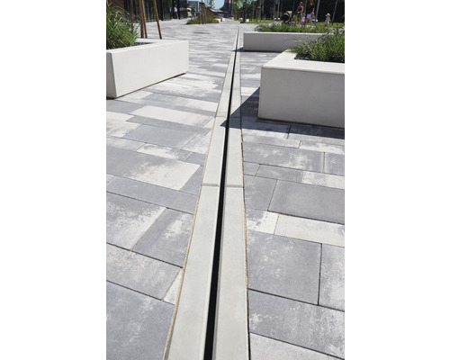 Betonový žlab TBO 4-20/100 20,5 x 20 x 100 cm Venkovní prostor s betonovou dlažbou a odvodňovacím žlabem