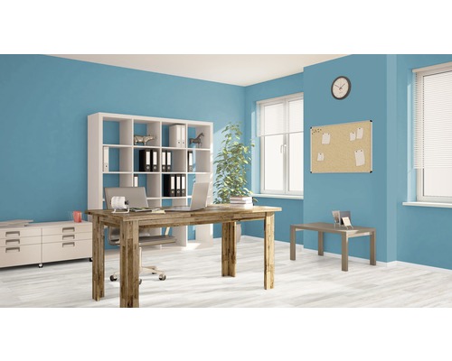 Moderní kancelář se stolem, regálem a kancelářskými potřebami pro organizované pracovní prostředí.