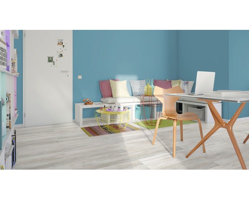 Světlá pracovna se stolem, židlí a policí