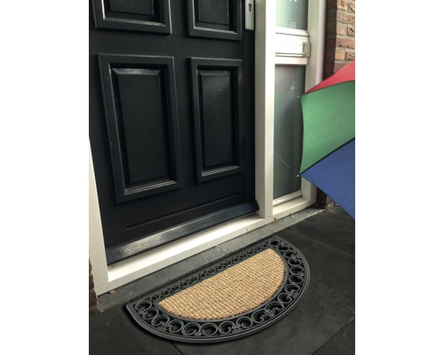 Půlkruhová rohožka před vchodovými dveřmi