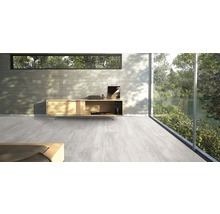 Světlá obývací místnost s parketovou podlahou a dřevěnou komodou