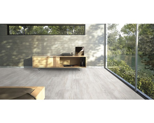 Světlá obývací místnost s parketovou podlahou a dřevěnou komodou