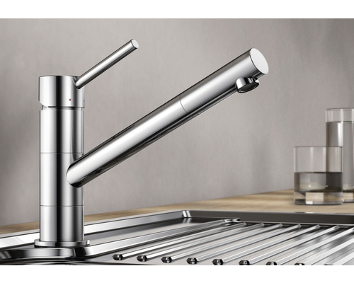 Kuchyňská dřezová baterie z kovu v dřezu