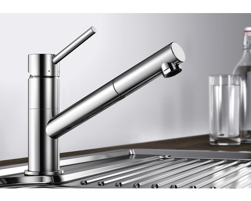 Kuchyňská baterie z kovu v umyvadle