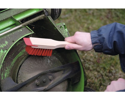 Čištění sekačky na trávu čisticím kartáčem