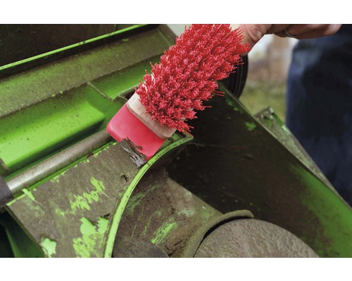 Čištění sekačky na trávu kartáčem