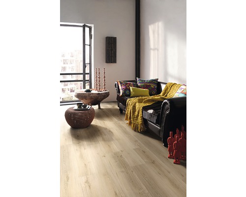 Obývací pokoj s dřevěnou podlahou, pohovkou, stolem a dekoracemi pro útulnou atmosféru