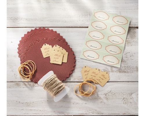 Řemeslné materiály pro balení dárků: štítky, stuhy a přívěsky