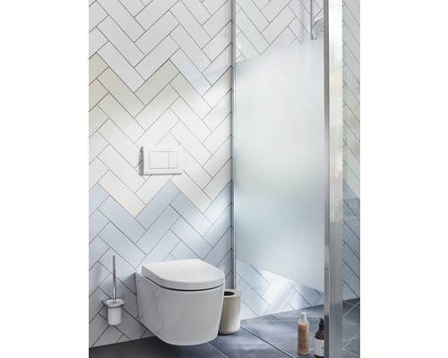 Moderní koupelna se závěsným WC, ovládacím panelem a sprchou s prosklenými posuvnými dveřmi