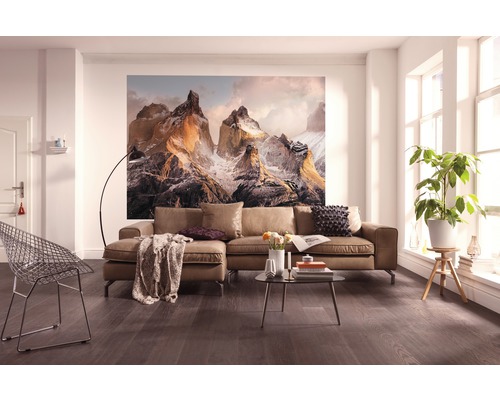 Obývací pokoj s pohovkou, konferenčním stolkem a fototapetou s motivem hory