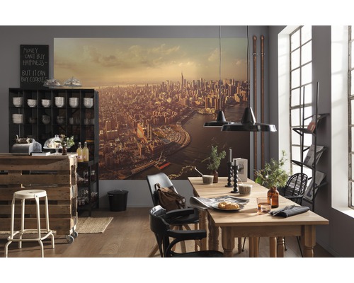 Jídelna s dřevěným stolem, židlemi, regálem a nástěnnou malbou s výhledem na město