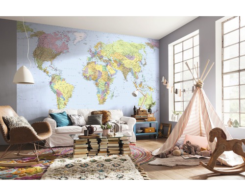 Obývací pokoj s tapetou s mapou světa, pohovkou, křeslem, kobercem a hracím stanem