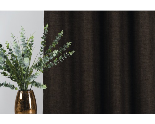 Dekorační látka vedle hrnkové rostliny