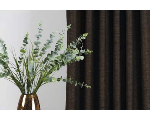 Dekorační látka s rostlinným aranžmá ve váze