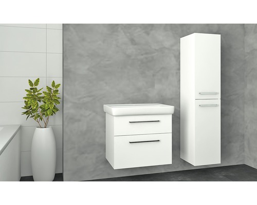 Koupelna s umyvadlovou skříňkou a vysokou skříní