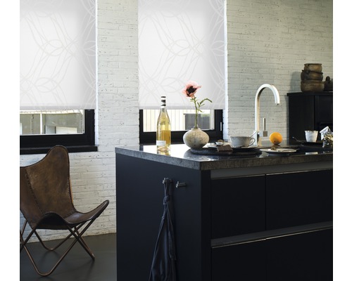 Světlá kuchyně s okenními roletami a kuchyňským ostrůvkem