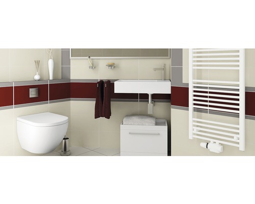 Moderní koupelna s toaletou, umyvadlem, radiátorem a obklady