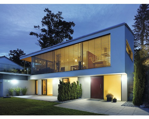 Moderní dům s okenními žaluziemi, venkovními dveřmi a zahradou