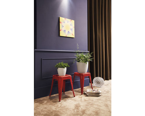 Dekorativní obývací pokoj s rostlinami v květináčích na stoličkách, nástěnné umění a závěsy