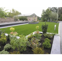 Upravená zahrada s trávníkem, záhony a dlažbou