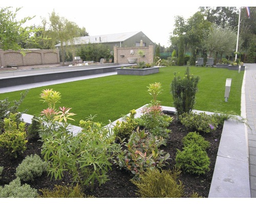 Upravená zahrada s trávníkem, záhony a dlažbou