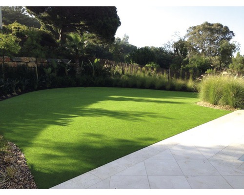 Zahrada s umělým trávníkem a rostlinami