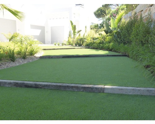 Scéna s návrhem zahrady s umělým trávníkem a rostlinami