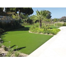 Krajinný snímek s položeným umělým trávníkem na zahradě.