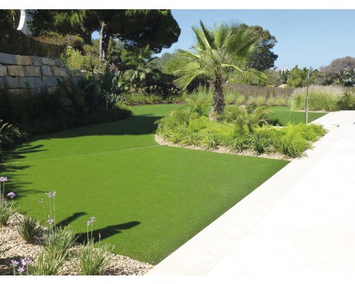 Krajinný snímek s položeným umělým trávníkem na zahradě.