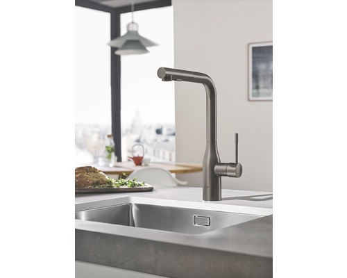 Kuchyňský dřez s vodovodní baterií v moderním kuchyňském designu.