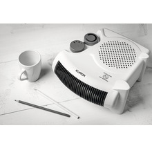 Ohřívač ventilátoru Eurom s šálkem a tužkami na stole