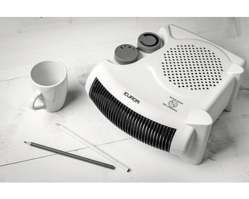 Ohřívač ventilátoru Eurom s šálkem a tužkami na stole