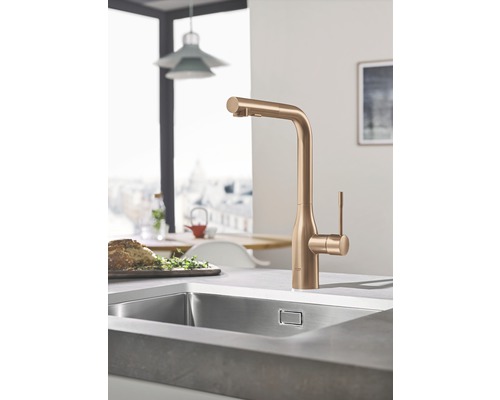 Kuchyňská baterie v moderní kuchyni s dřezem